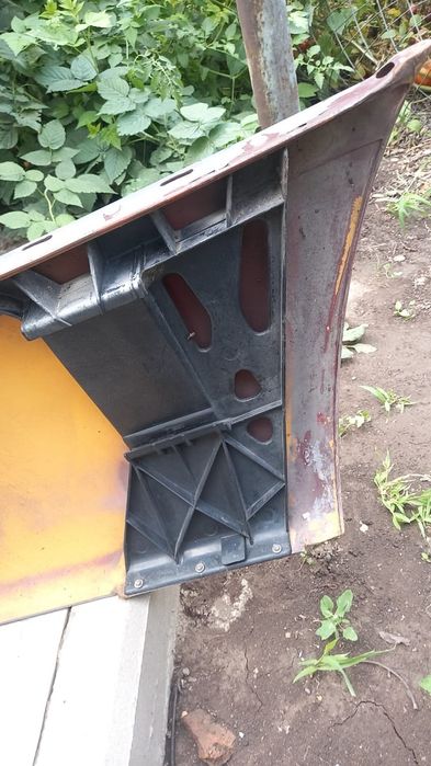 Продается бампер на Мерседес 140