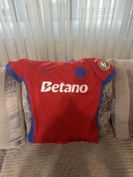 Tricou cu Barligea semnat de el.