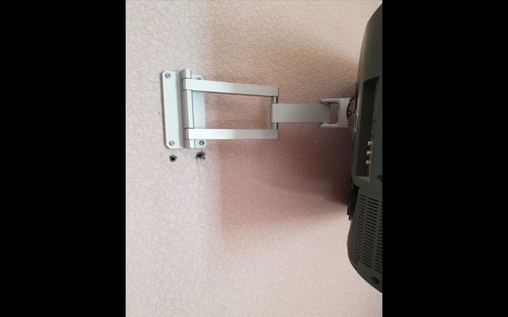 Продам телевизор на кронштейне с DVD.