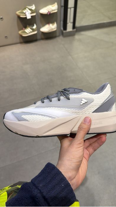 Продам новые кроссовки оригинал адидас