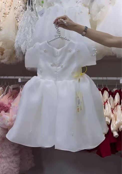 Продается новое белое платье для 3, 4 лет