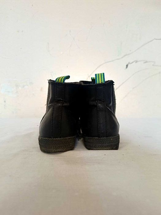 Детские ботинки с зелёными и жёлтыми полосками