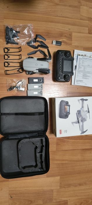 Drona cu telecomanda cu display