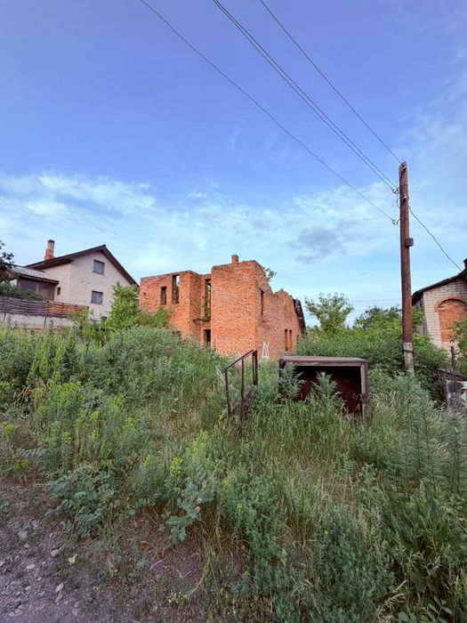 Продам участок с недостроенным сооружением