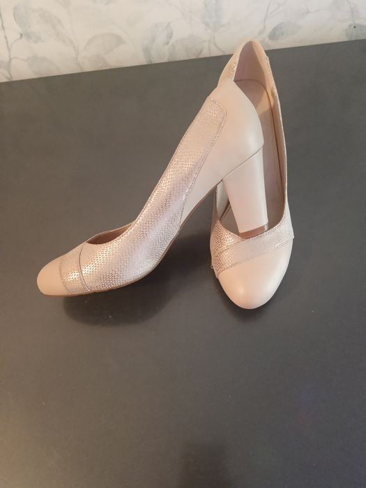 Продам женские туфли