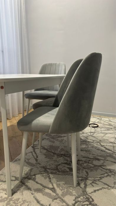 Стол и стулья.