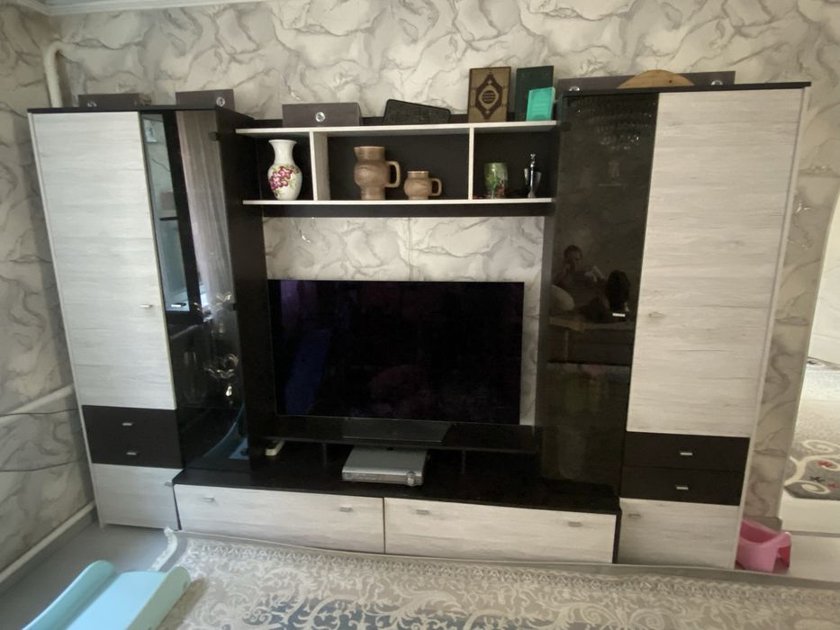 Продам сервант под телевизор