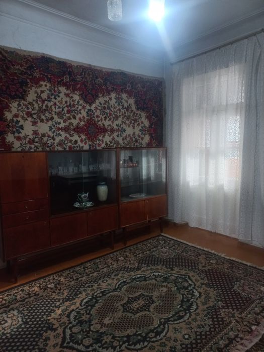 Продаём квартира 2 комната места центр 3 этажный 3 этаж кухня,санузел