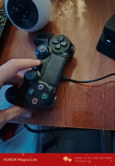 Vând PlayStation4 slim