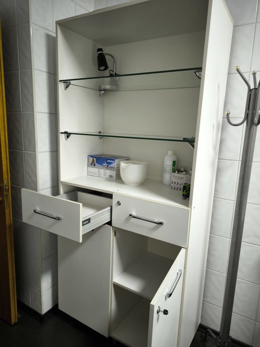 Шкаф для документов и медикаментов