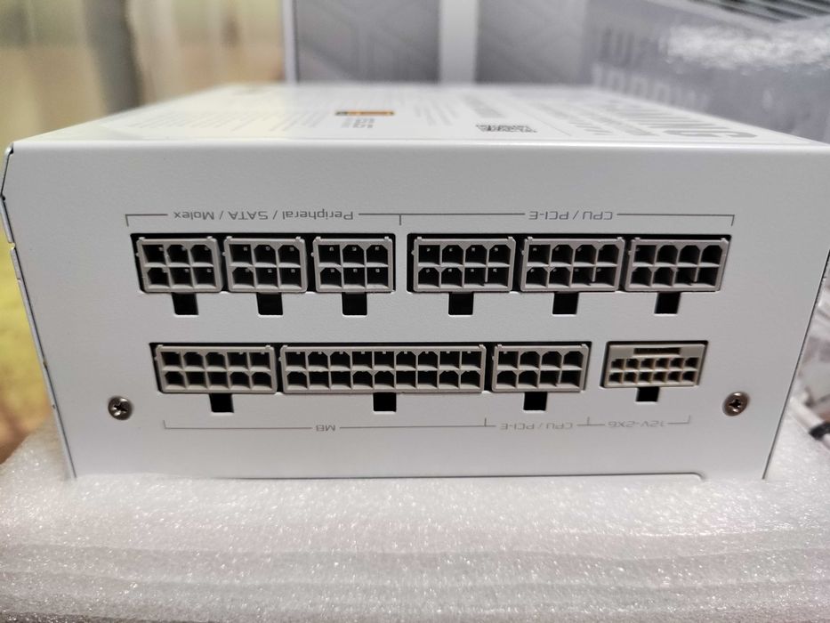 Продавам запазено захранване ASUS TUF Gaming 1000W Gold White Edition