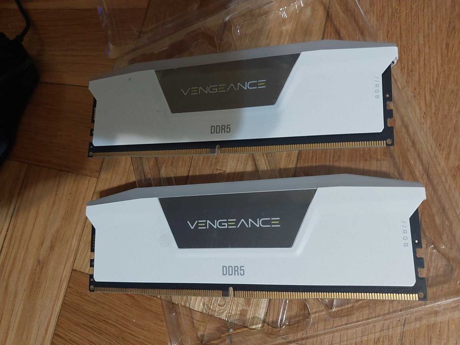 32GB 5200MT/s CL40 - Corsair Vengance RGB (XMP) DDR5