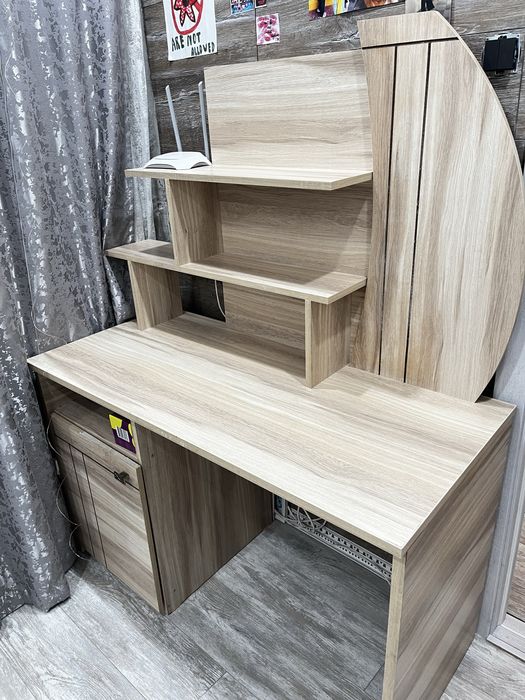 Продам стол в детскую комнату