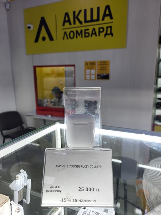 AirPods 2. Aksha Lombard