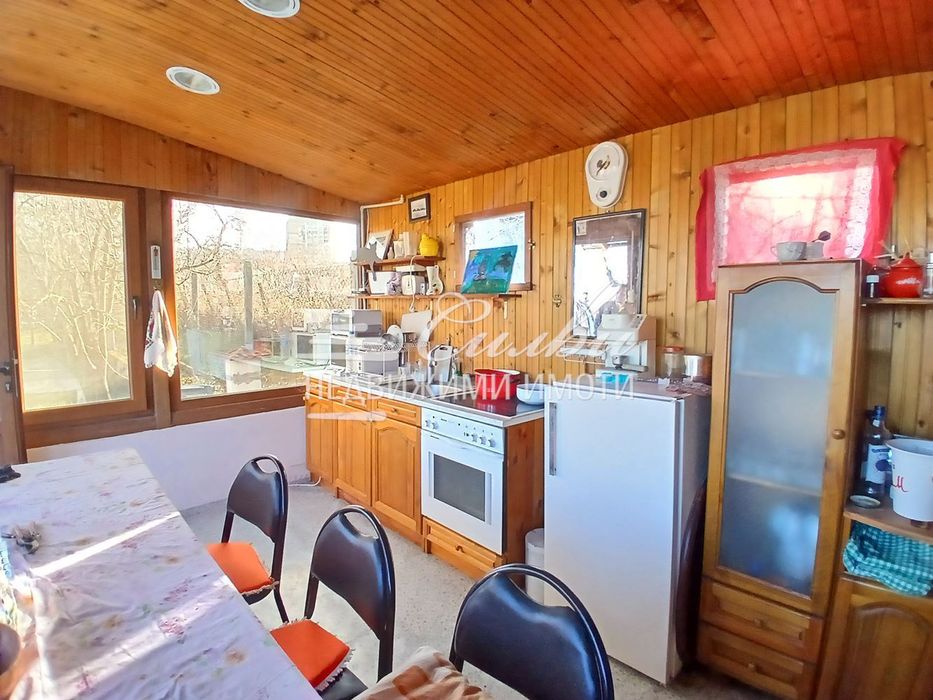 Парцел с временна постройка и каравана – местност Под Манастира!