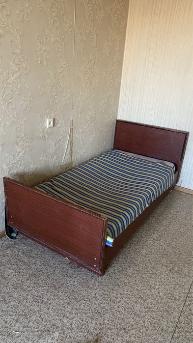 Поодам две кровати с матрасами