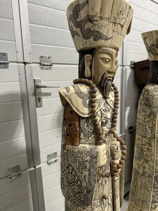 Doua statueta chinezesti din lemn, imbracate in os