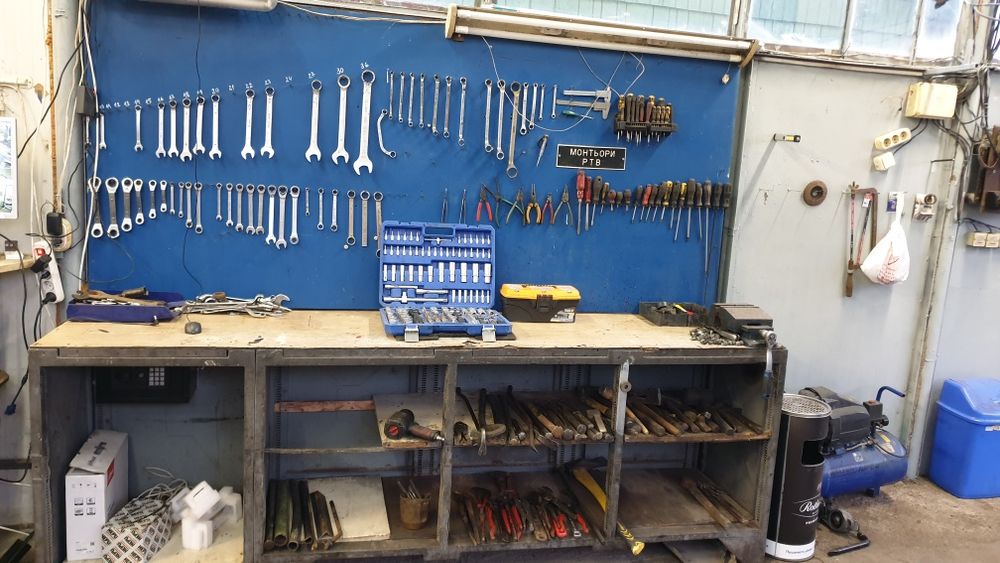 Автосервиз на Самообслужване Бургас: Подемник, Инструменти,