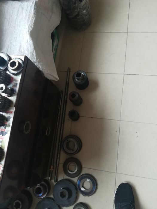 Части  за струг. Зъбни колела винтове.