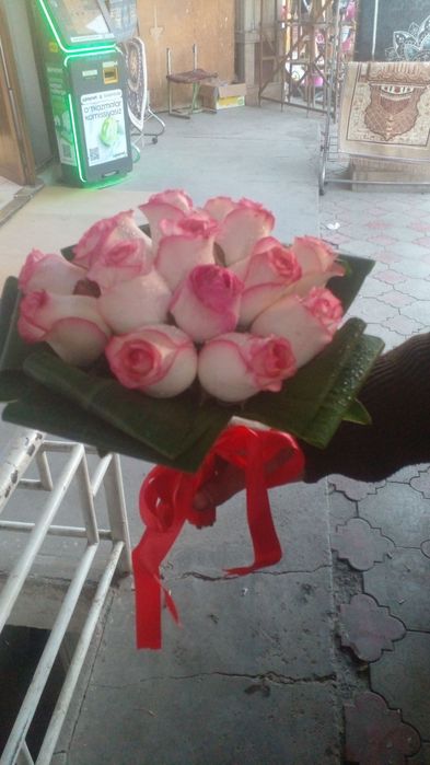 Atirgul koʻchatla sotiladi