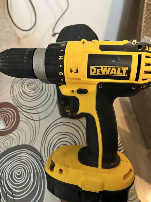 Dewalt бормашина/ винтоверт с две батерии