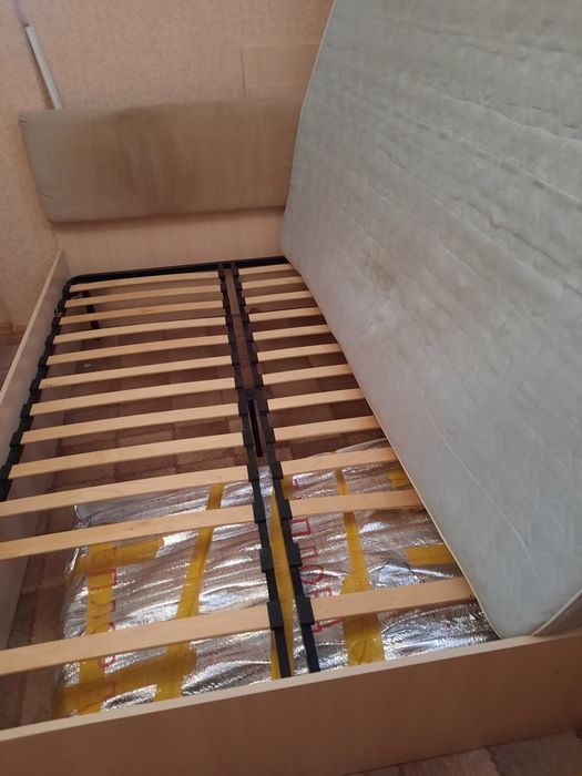 Продам компактную двуспальной кровать.