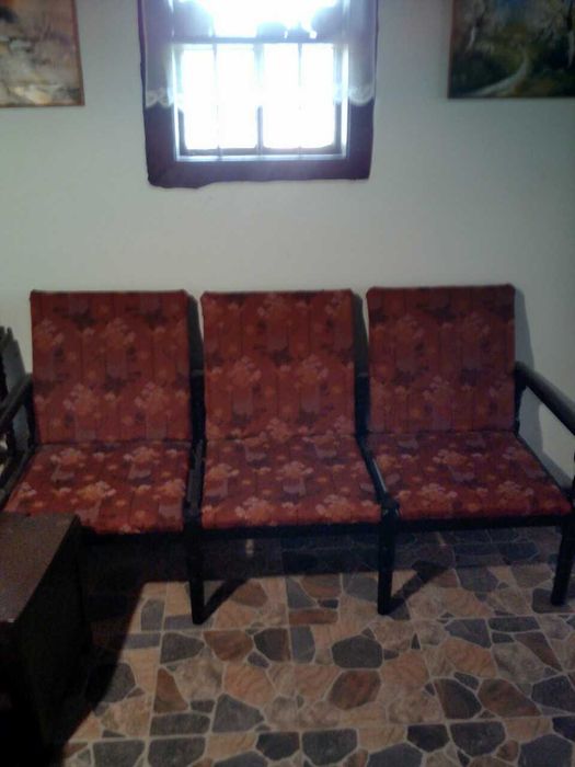 маса, канапета и столове от струговано дърво