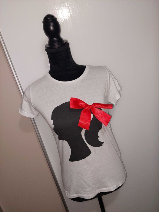 Tricou alb cu femeie cu fundita satinata rosie