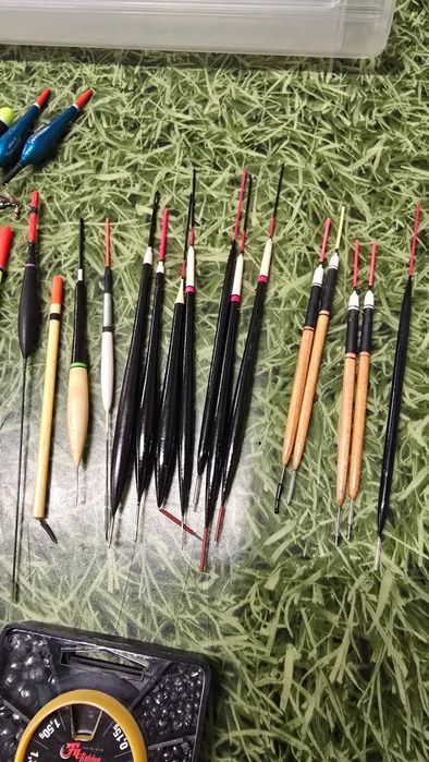 Pachet cu plute si carlige pescuit