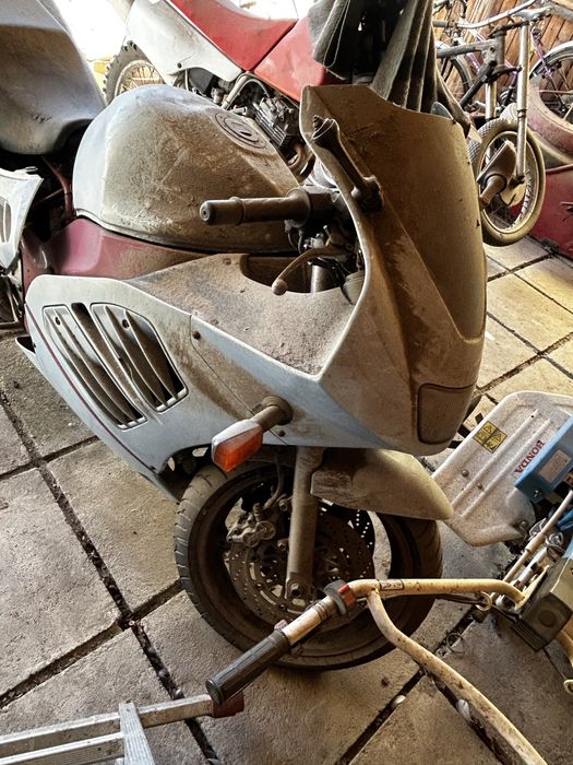 Motocicleta Suzuki RF 900, sare din viteza a doua