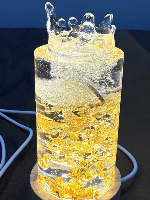 Авангардна декоративна лампа с монета от 1 лев във водата