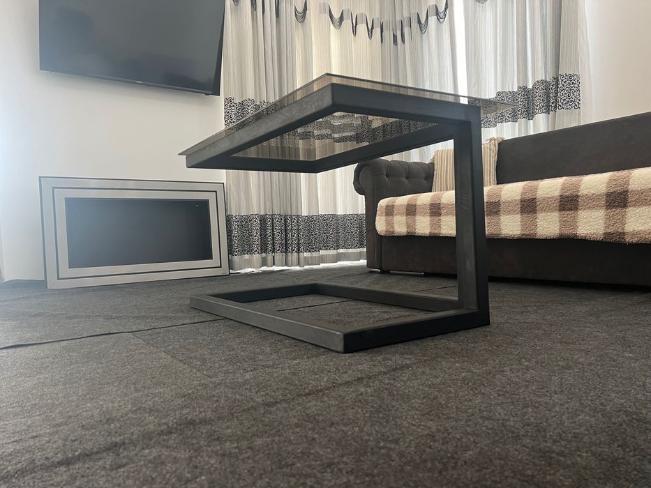 Vând mese metalice cu blat de sticlă