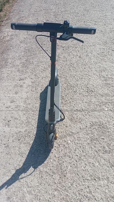 Vând trotineta electrica ninebot kickscooter e2 plus