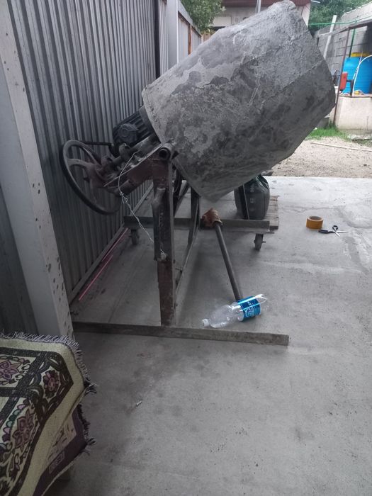 бетономешалка, работает 220