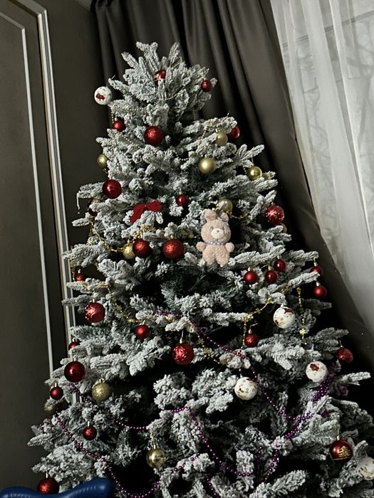 Продаю пвшную елку с игрушками