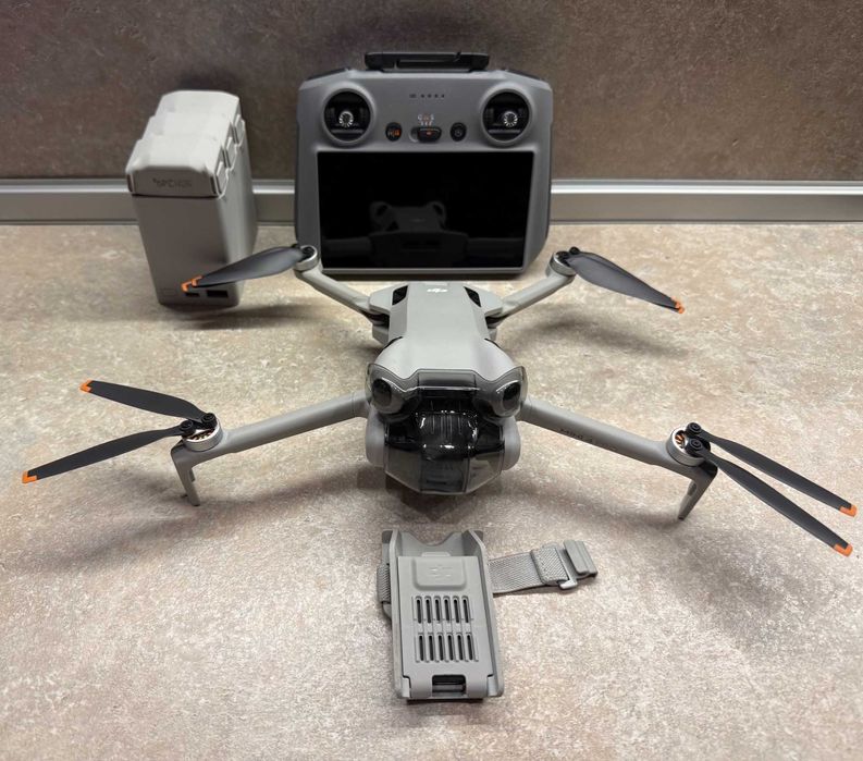 Продавам DJI MINI 4 PRO с DJI CARE като нов! ТОП