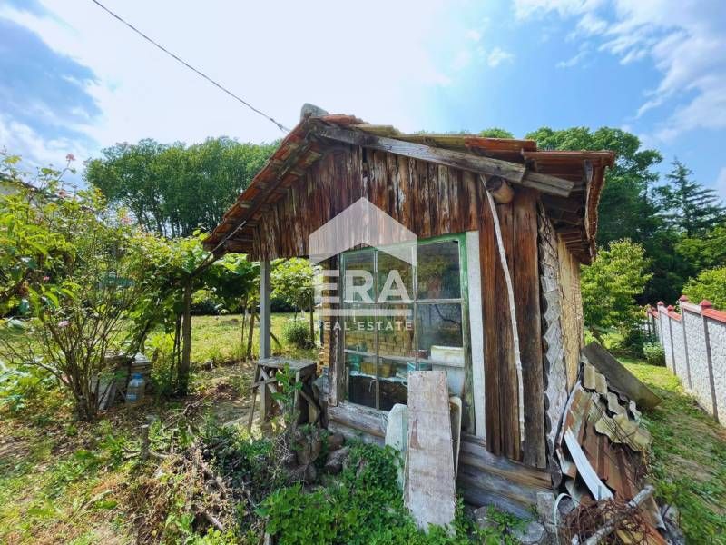 Урегулиран поземлен имот за продажба, със законна постройка, ток и два