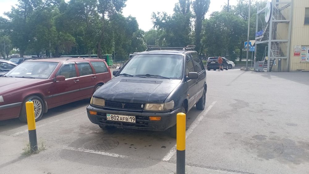 Продам машину Mitsubishi Space Runner,