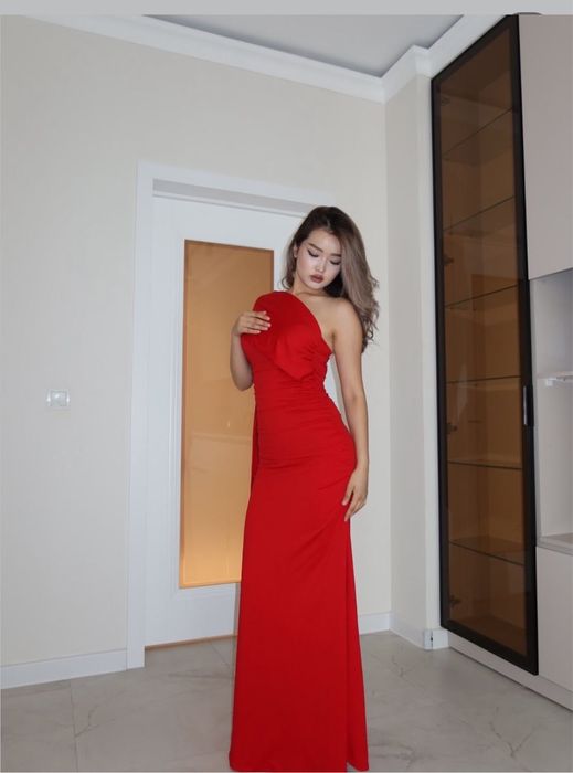 Платья новый отдам за полцены