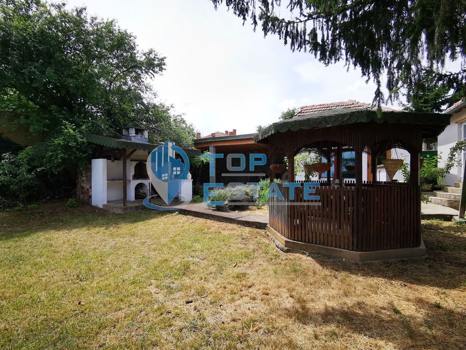 Тухлена къща напълно обзаведена след основен ремонт в село Поликраище