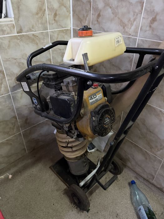 Compactor pe benzina