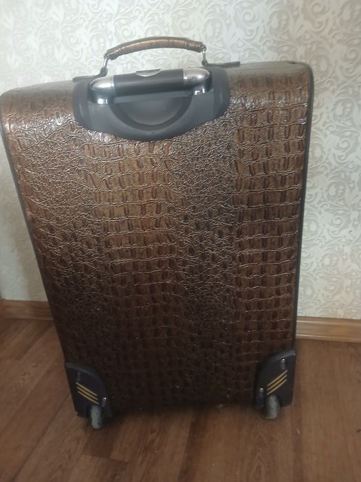 Чемодан на колёсиках большой