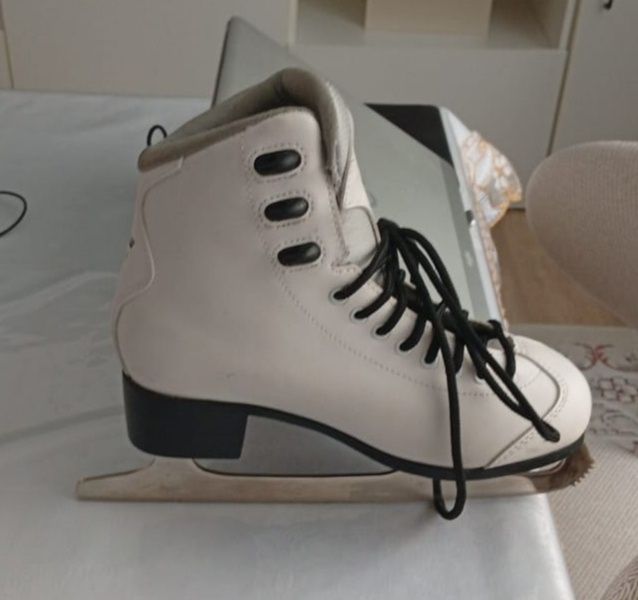 Продам женские коньки