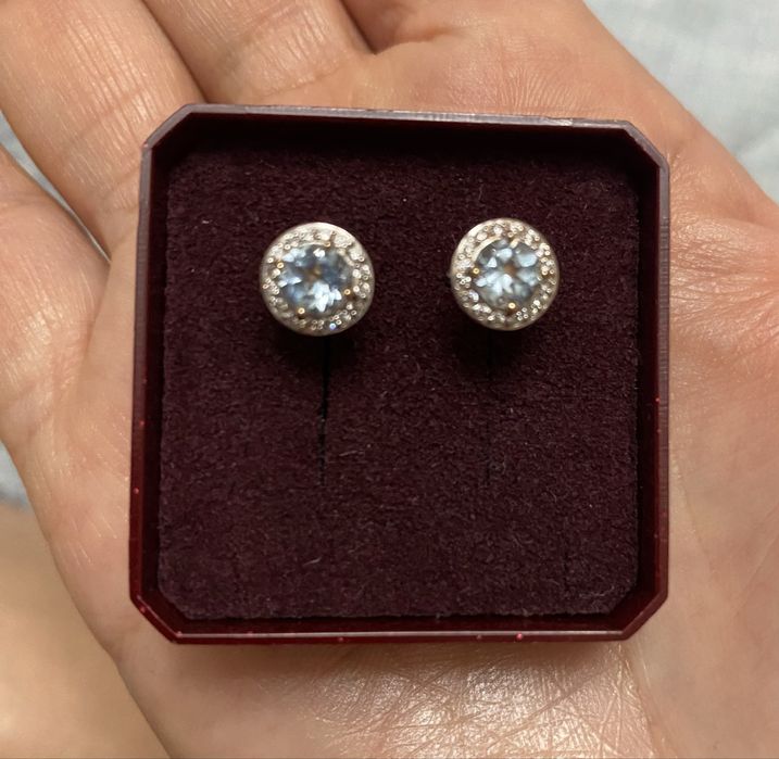 Продам золотые серьги- гвоздики  с топазом