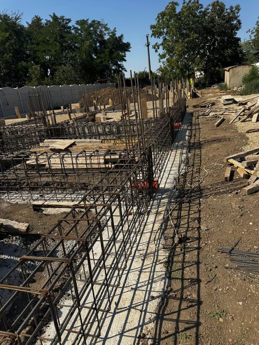 Inginer Constructor execut vile, case la rosu