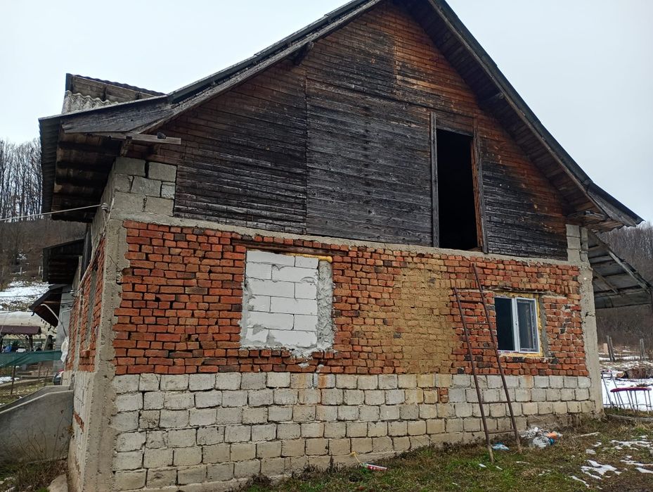 Vând casă  cu fânar plus livada