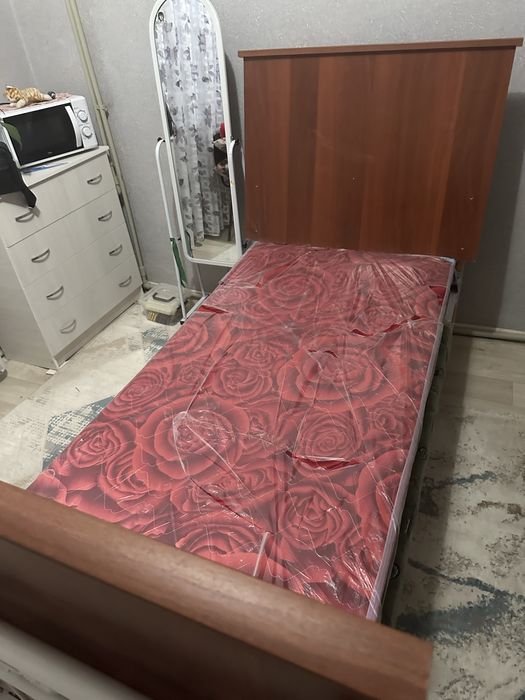 Кровать с матрасом