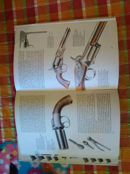 Продавам антикварна книга на Анлийски език