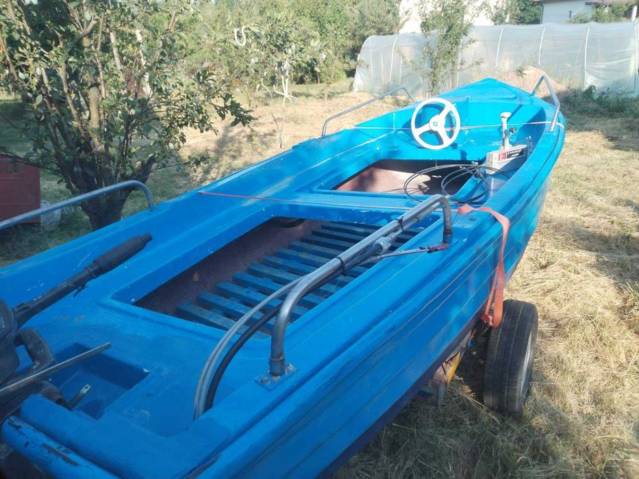 лодка с колесар за риболов