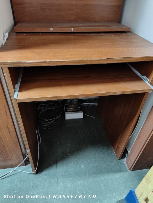 Шкаф с етажерка и допълнително ниво за клавиатура за компютър